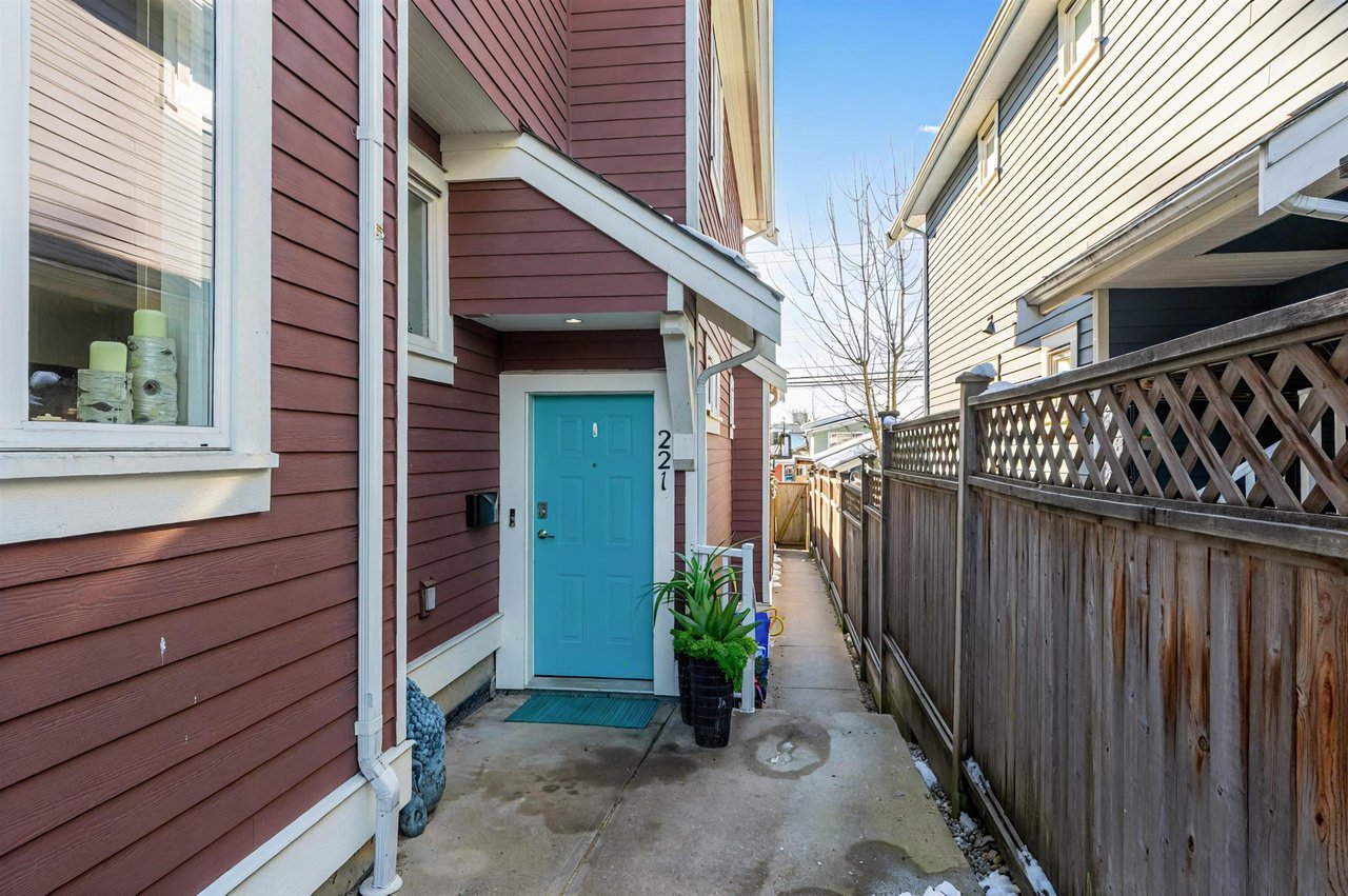 221 E 18th St