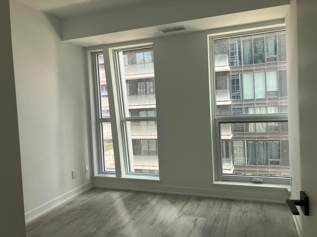 327 King St W Unit: 1105