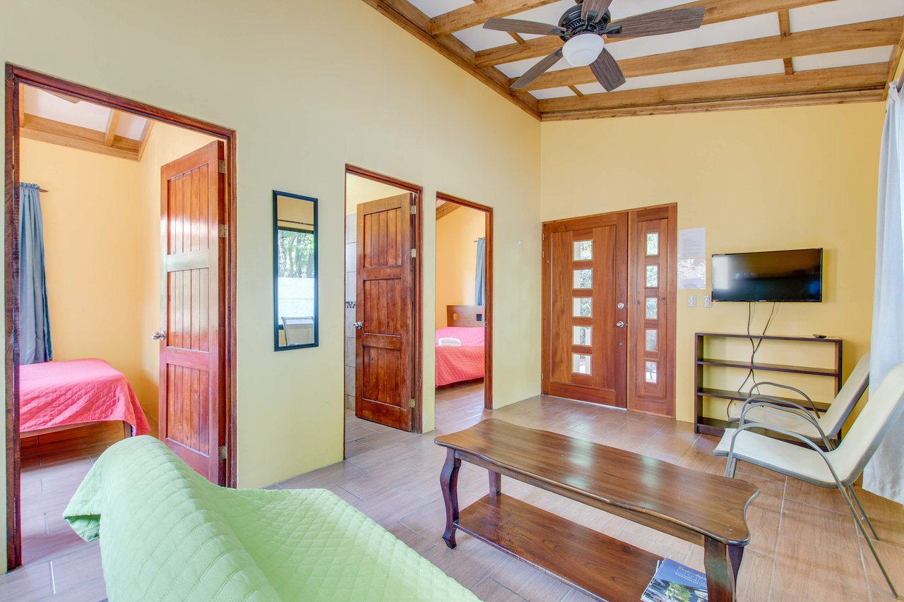 A highly-rated and high-occupancy resort with a hotel, cabins, on-site restaurant and a pool an easy 5-minute walk from PLAYA UVITA and Marino Ballena National Park!