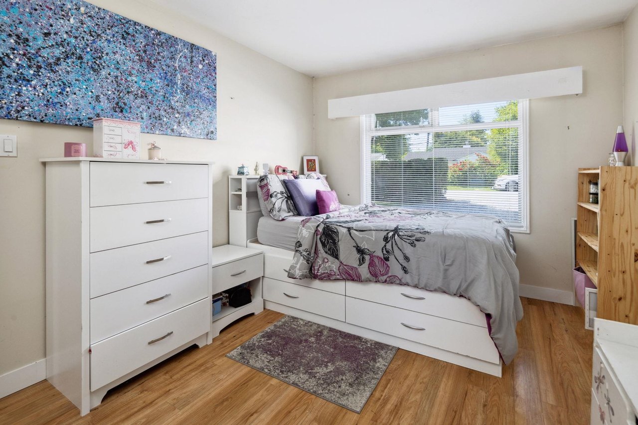 1384 Fernwood Cres