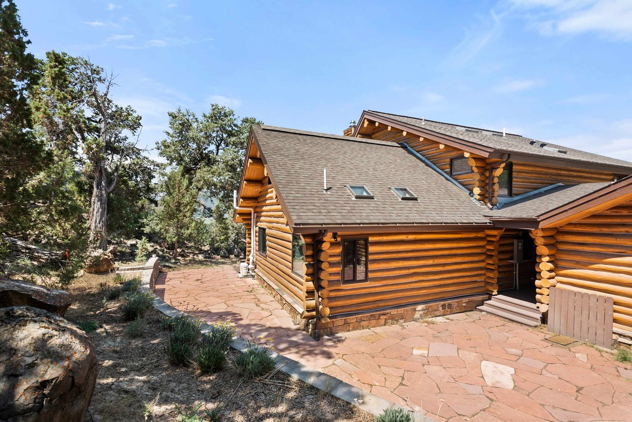  Modern and Chic Log Cabin in Basalt 