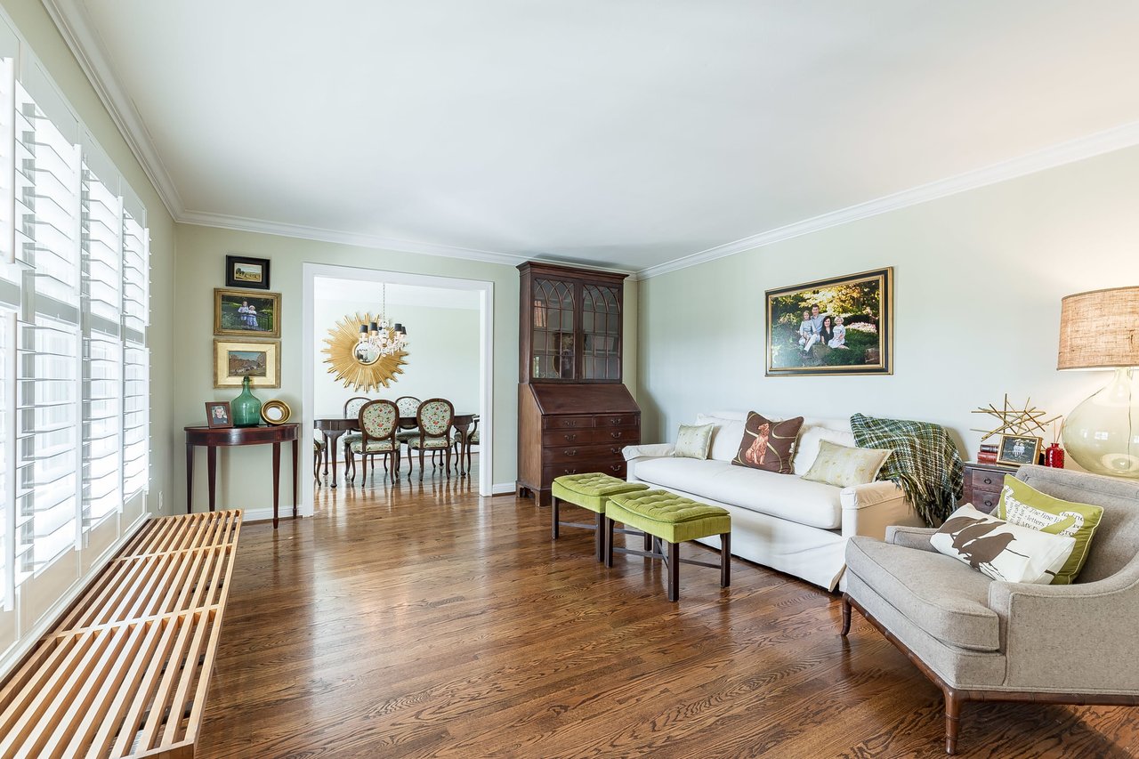 Darling 1.5 Story Home in Crystal Lake Park