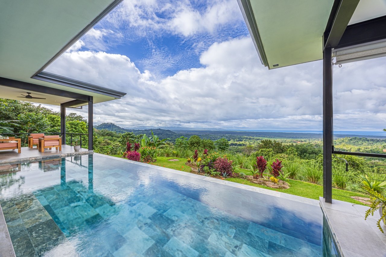 Solar Powered Infinity Pool Home, Ojochal, Puntarenas