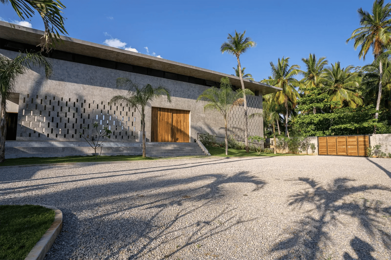 Beachfront Luxury Retreat: Contemporary Villa With Stunning Views and Unrivaled Amenities