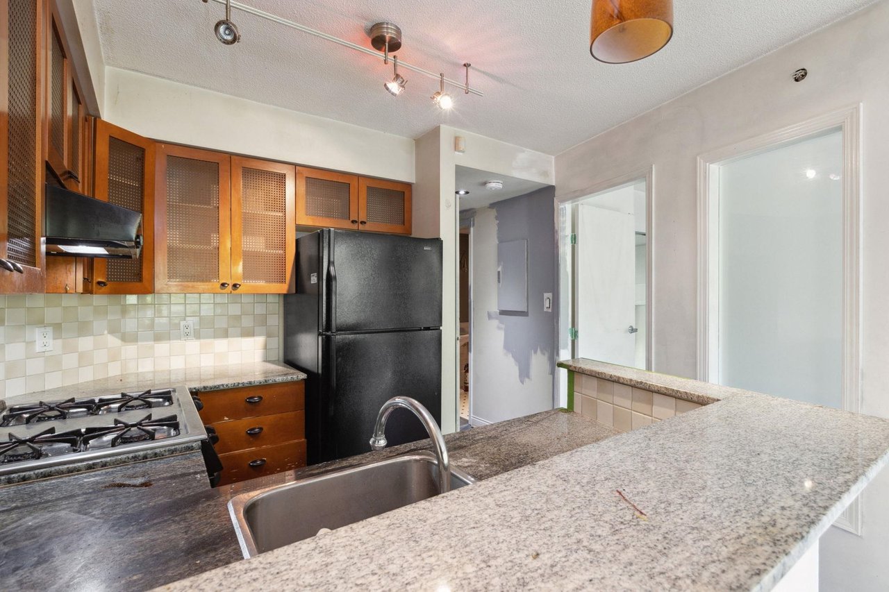 301-55 Alexander St