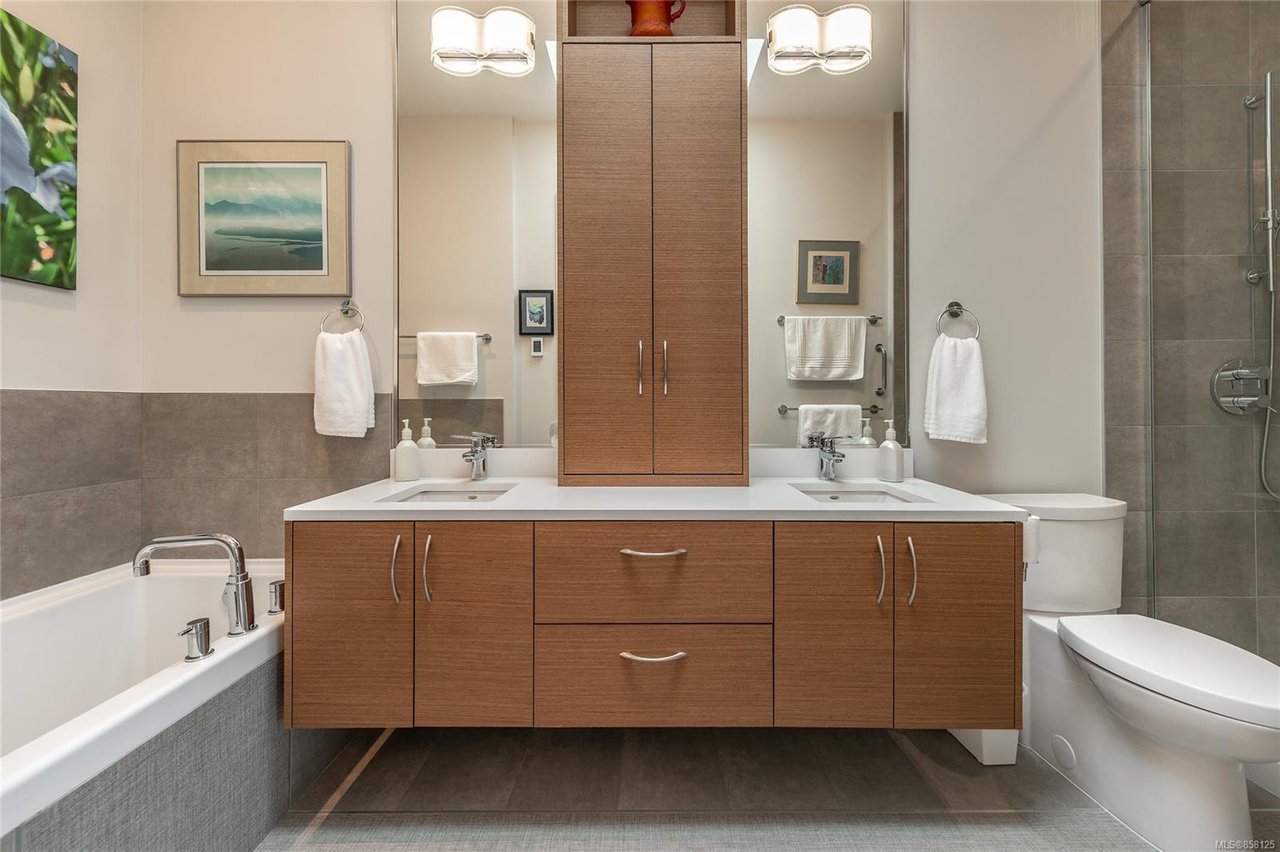 401-1765 Oak Bay Ave