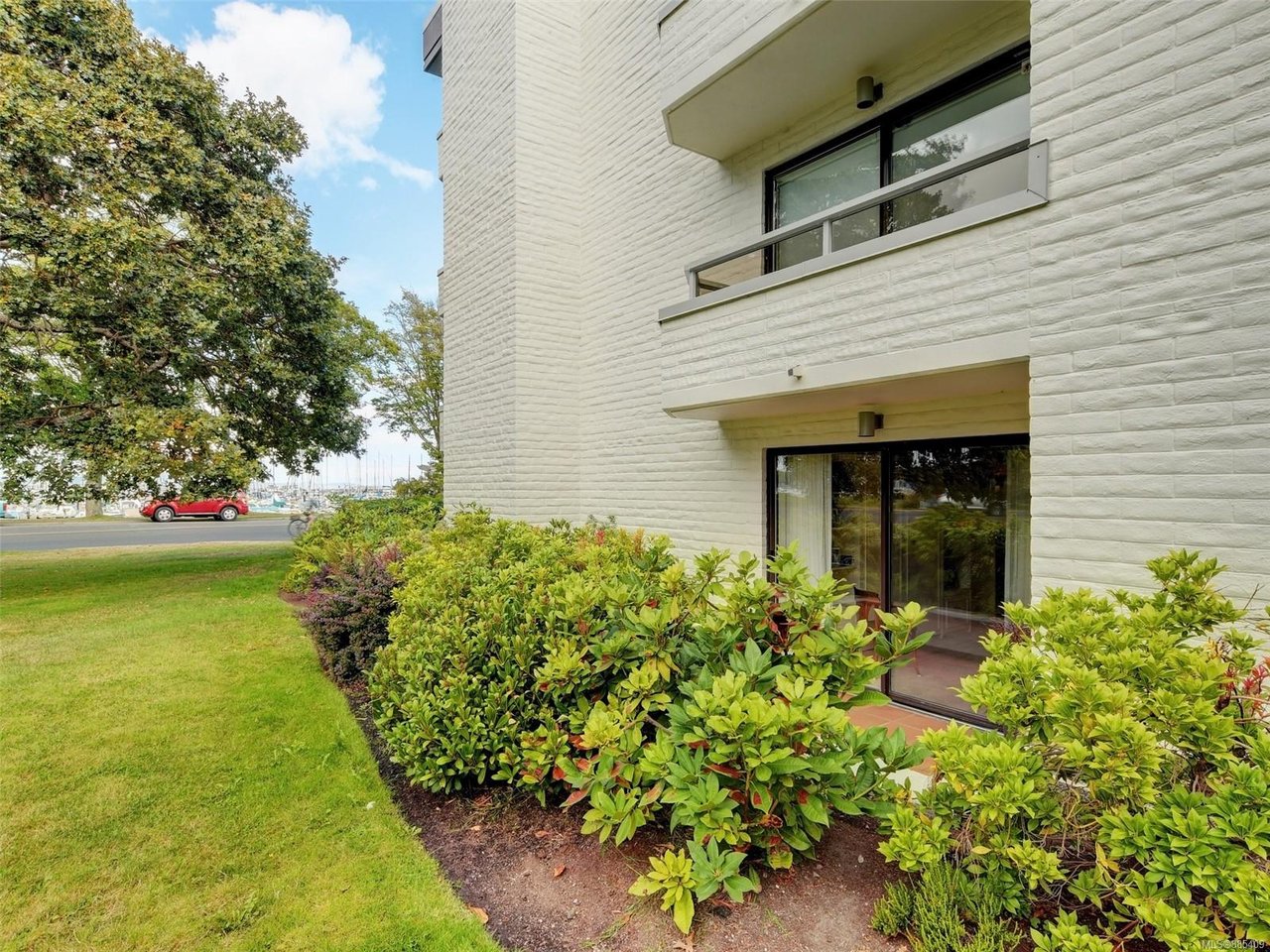 110-1370 Beach Dr