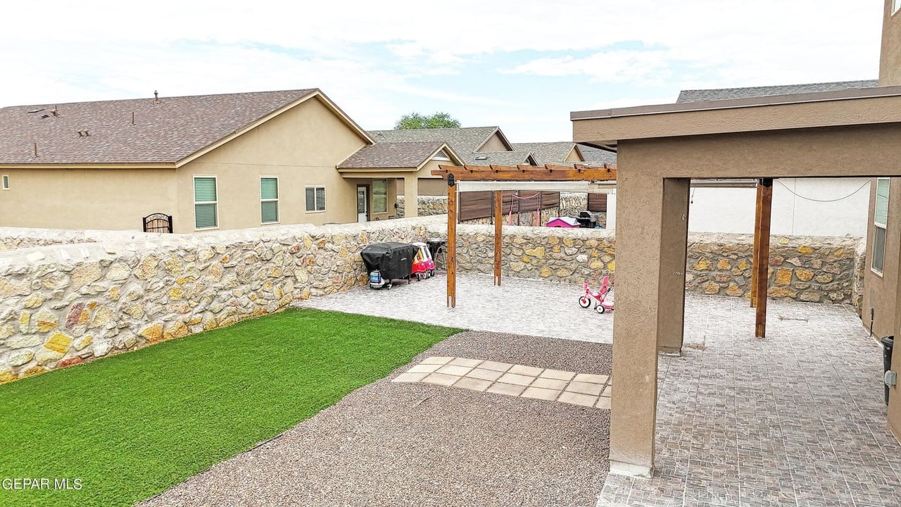 585 Issa Cir