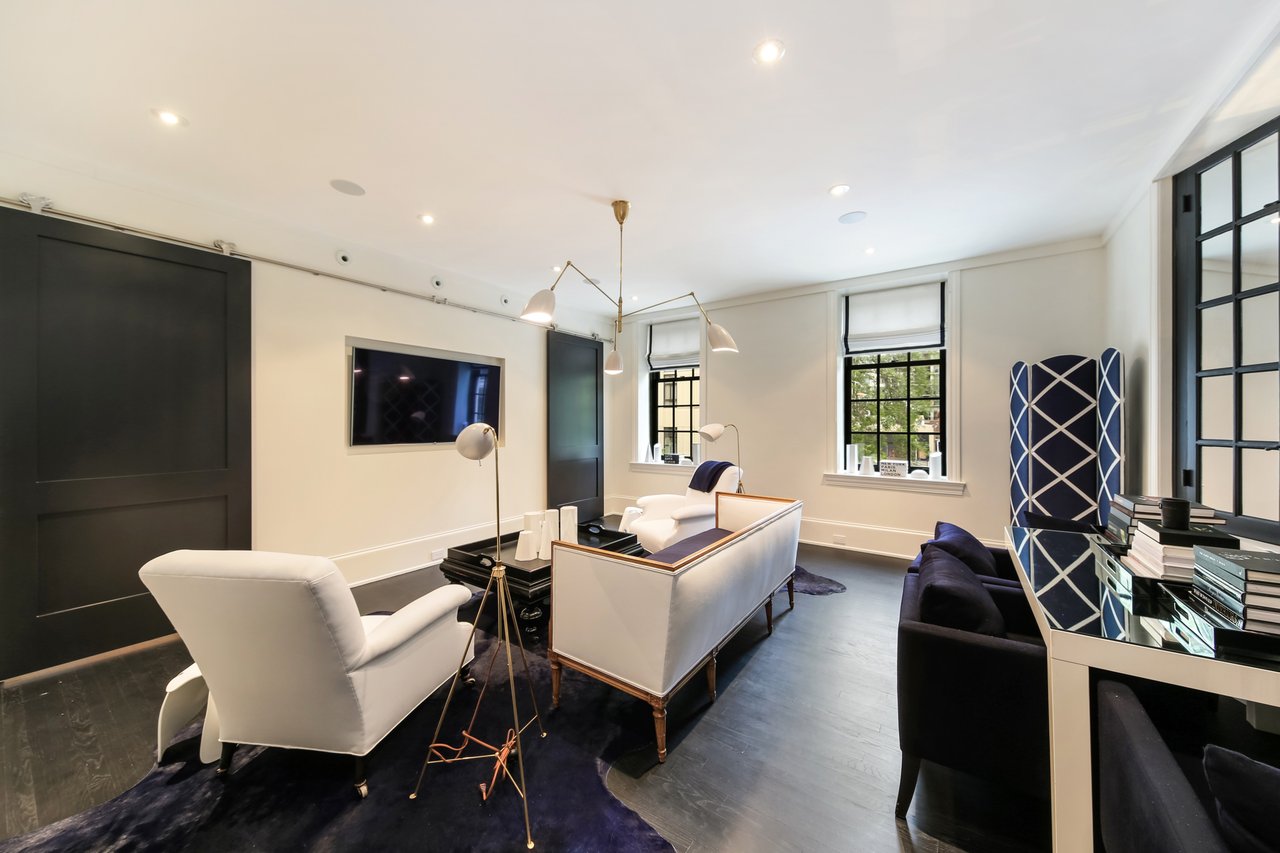 Romantic pied-à-terre in a vintage Gold Coast building 