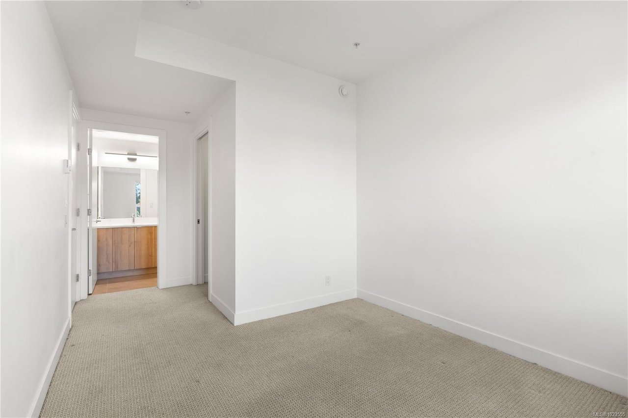 402-757 Tyee Rd, Victoria