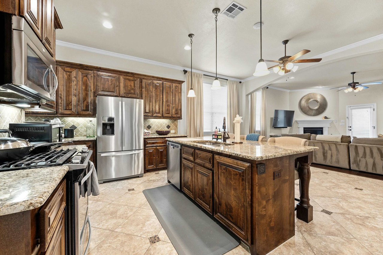 Beautifully Appointed Single-Story in Oak Creek: Modern Floors and Screened-In Patio Overlooking Green Space w/ NO Backyard Neighbor!