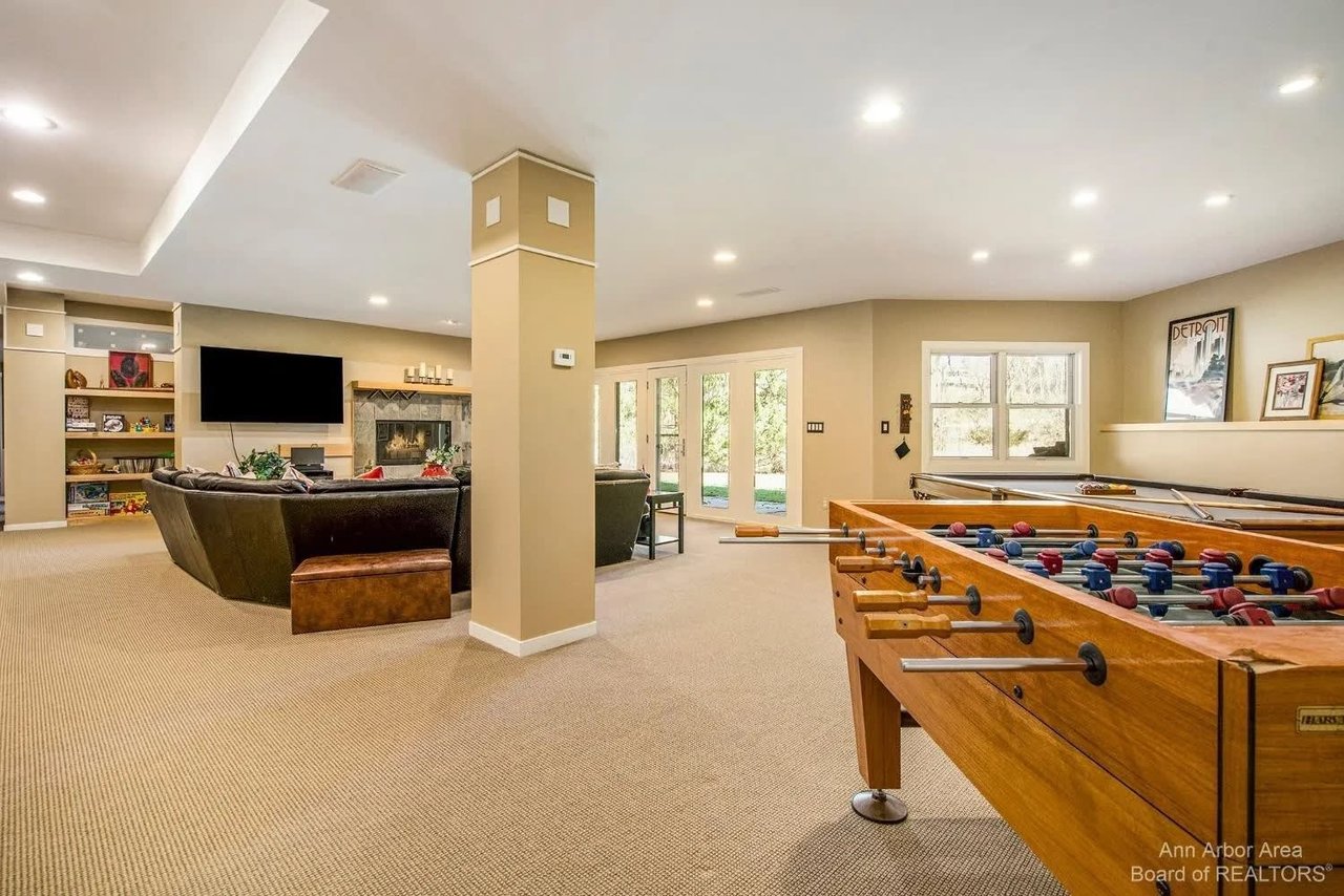 2566 Thornapple Drive, Ann Arbor, MI 48103