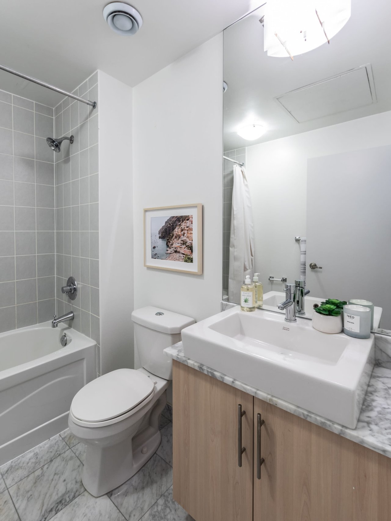 SOUTH SUITE IN MAPLE LEAF SQUARE