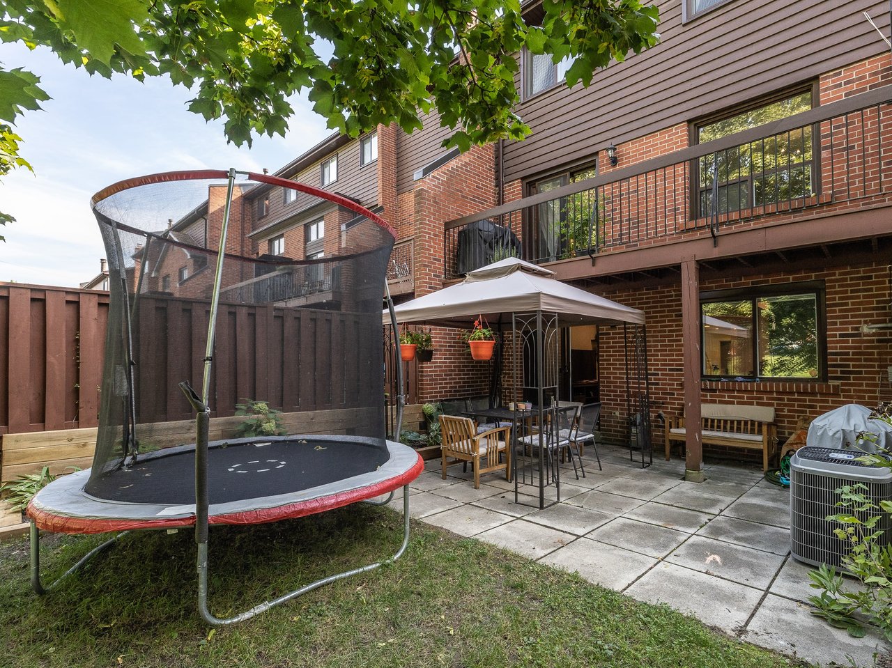 FAMILY TOWNHOME OFF THE PARK