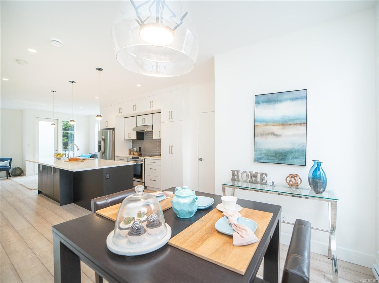 5-1052 Tillicum Rd