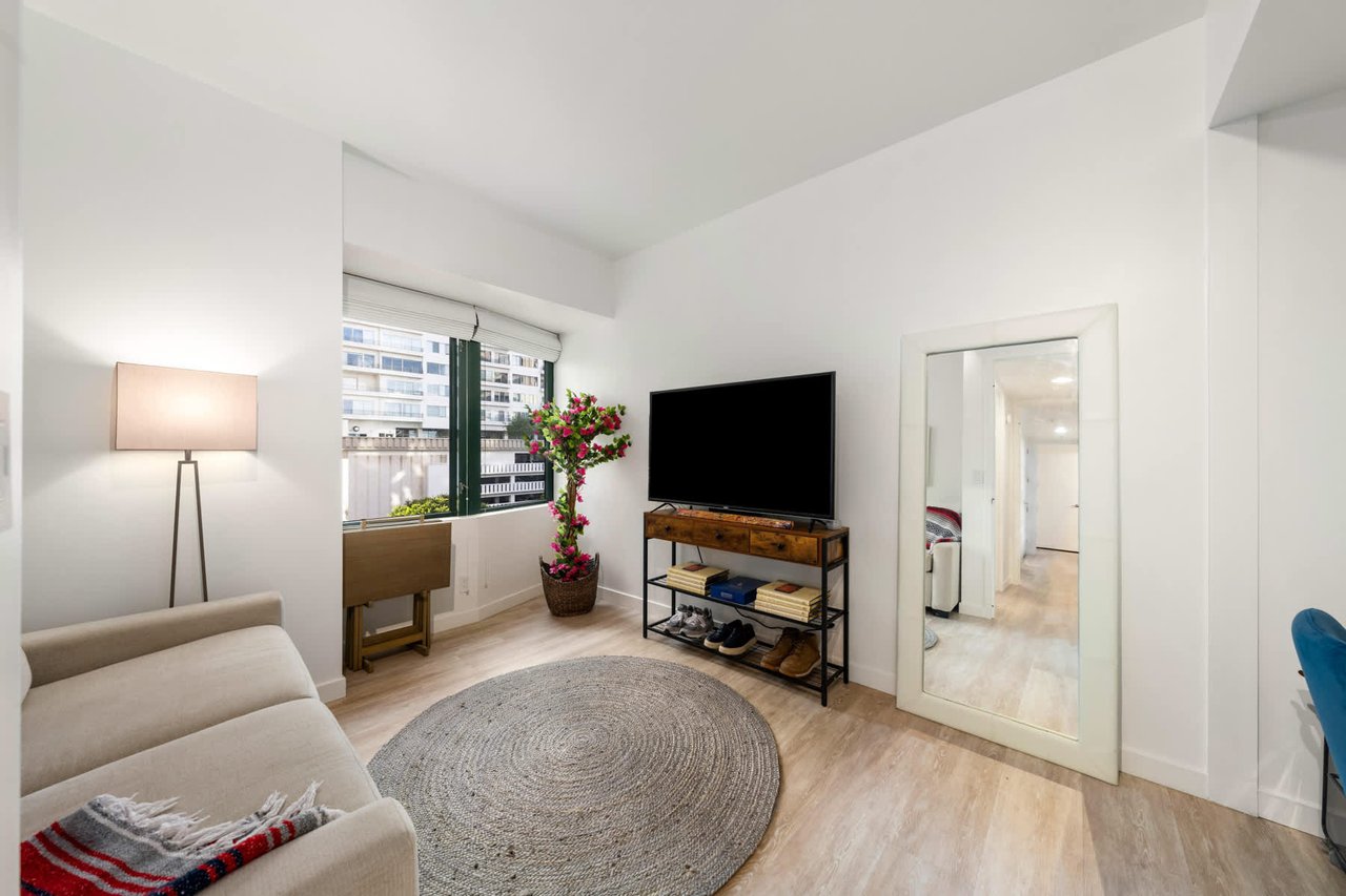 The Dorchester #501, Wilshire Corridor