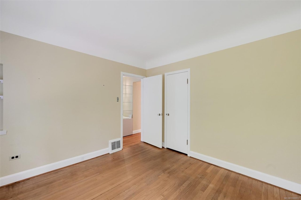 2587 MacDonald Dr