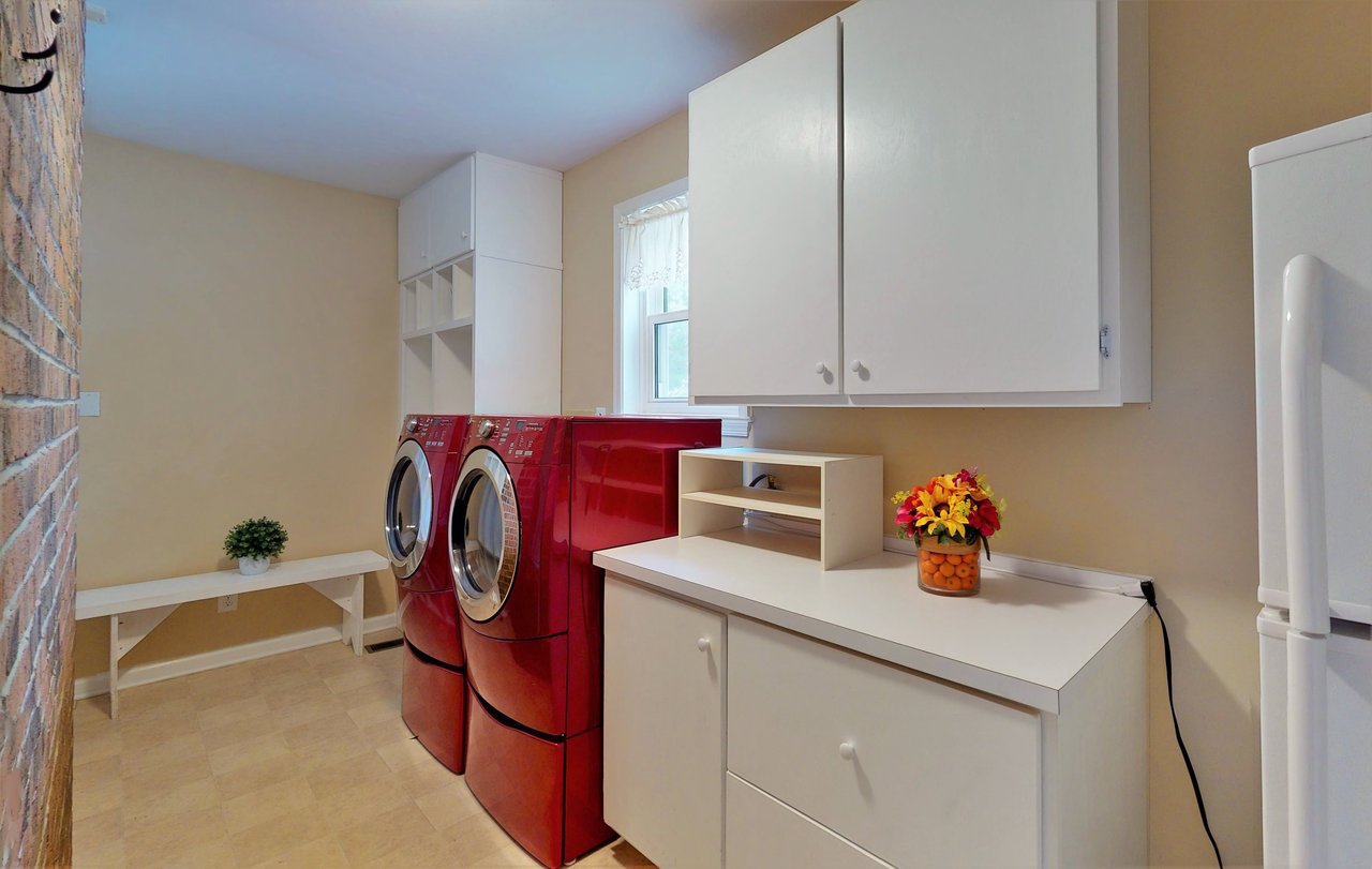 32 LAWRENCIA DR