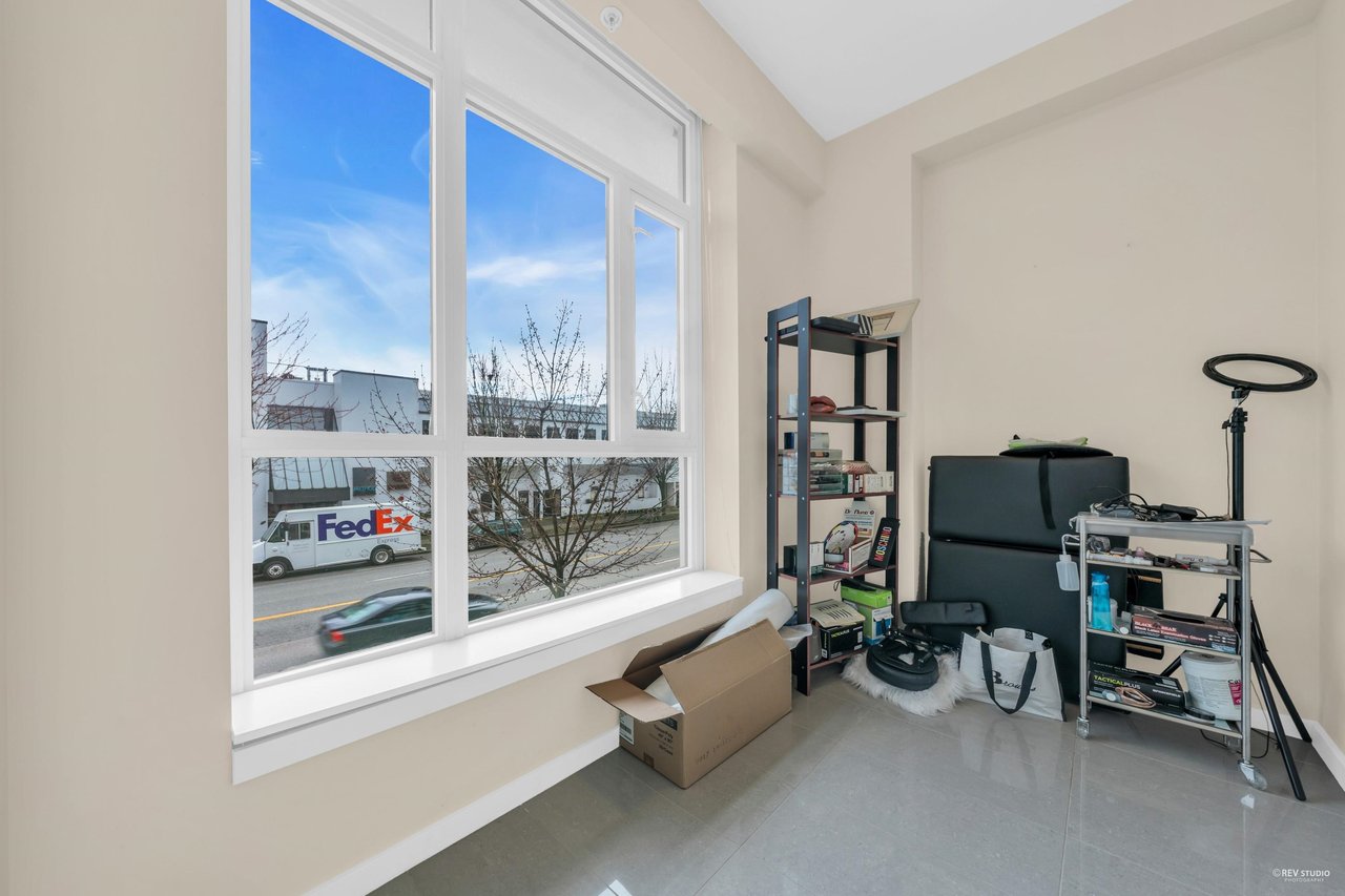 202-63 W 2nd Ave