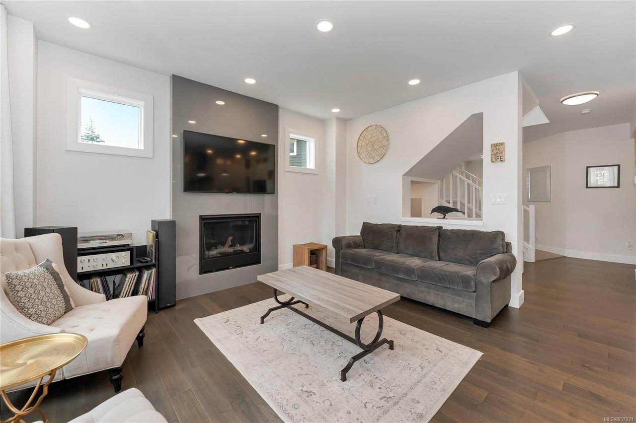3359 Curlew St