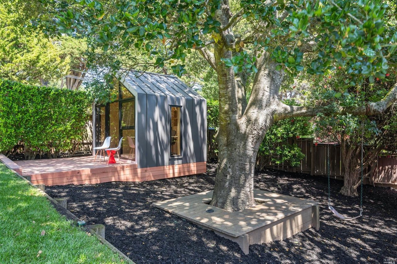 2 Cedarwood Ln