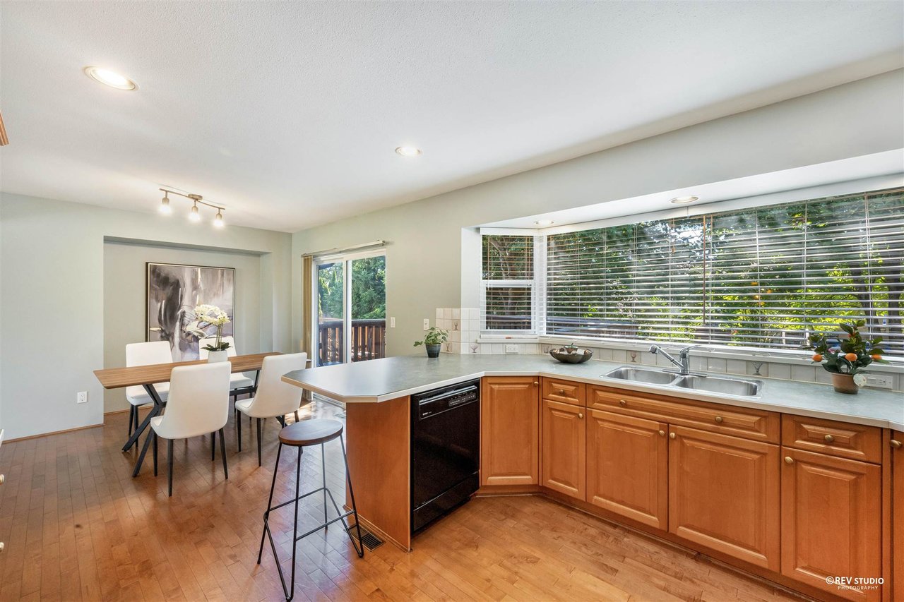 3162 Bute Cres