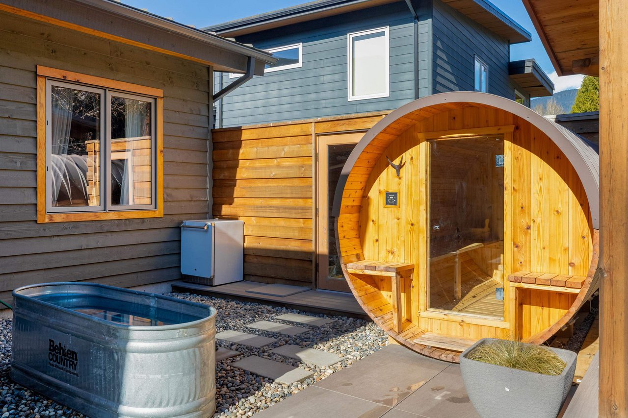 1054 Jay Cres