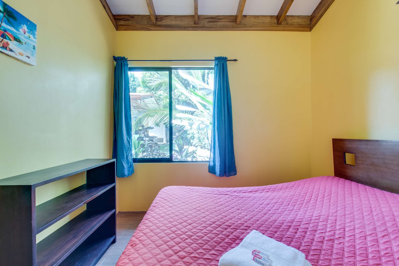 A highly-rated and high-occupancy resort with a hotel, cabins, on-site restaurant and a pool an easy 5-minute walk from PLAYA UVITA and Marino Ballena National Park!