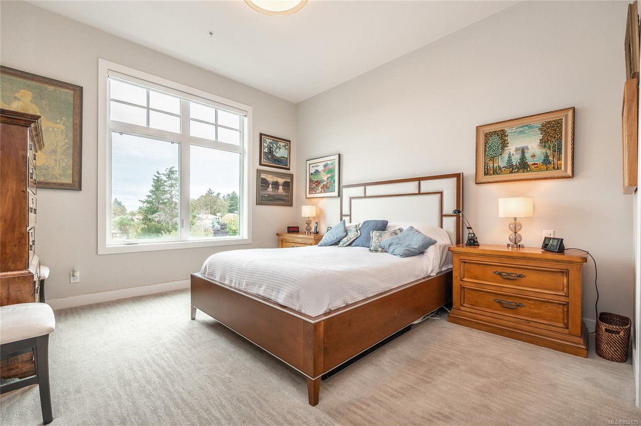 401-1765 Oak Bay Ave