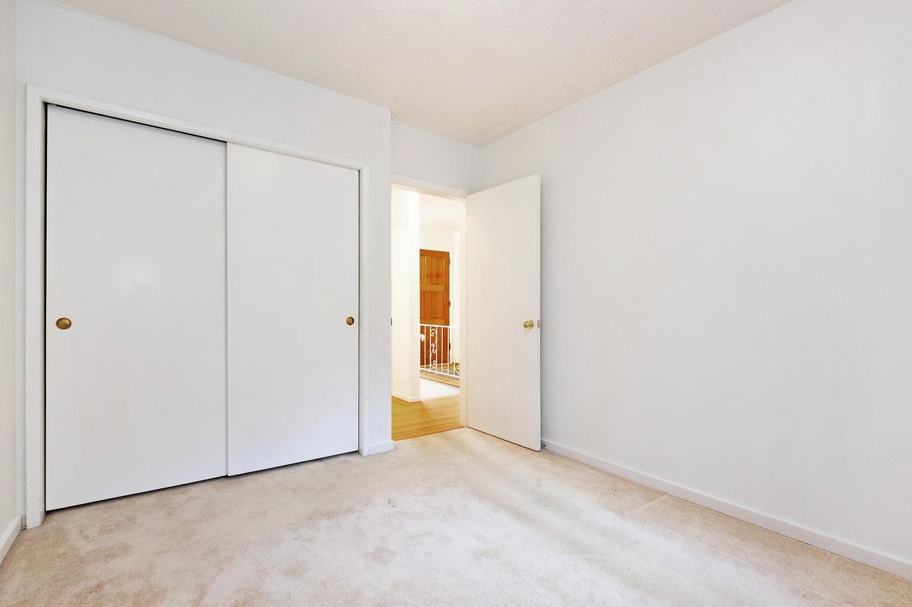 22 Glenmore Dr