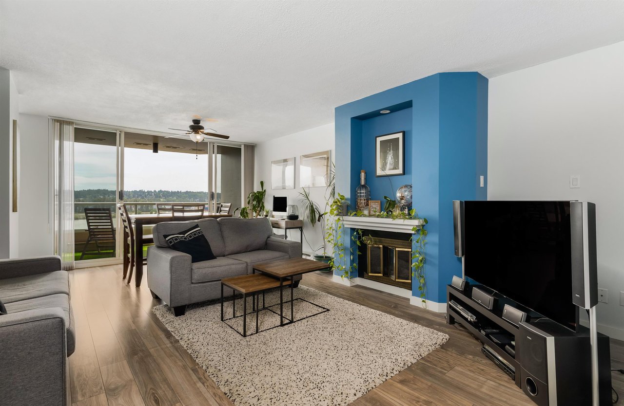 1102-1045 Quayside Dr