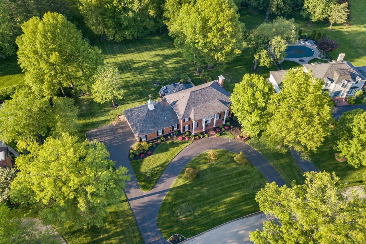 A Retreat on One Rolling Acre in Town & Country