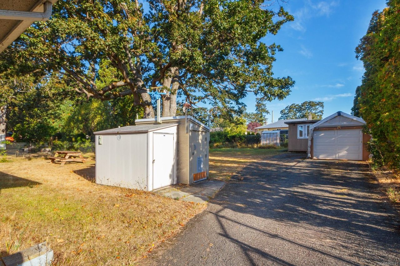 872 Old Esquimalt Rd