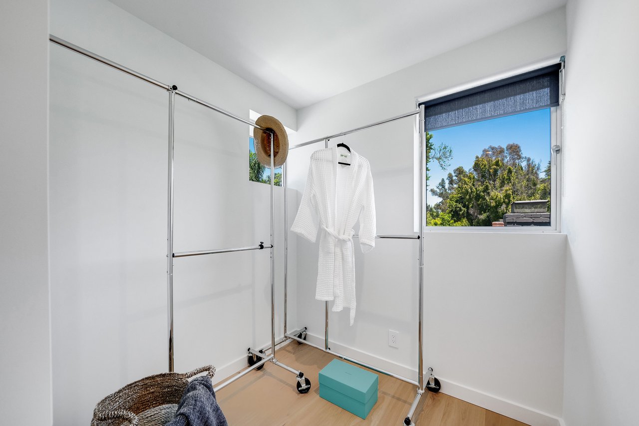 Studio City Modern 1 Bedroom + Office Loft