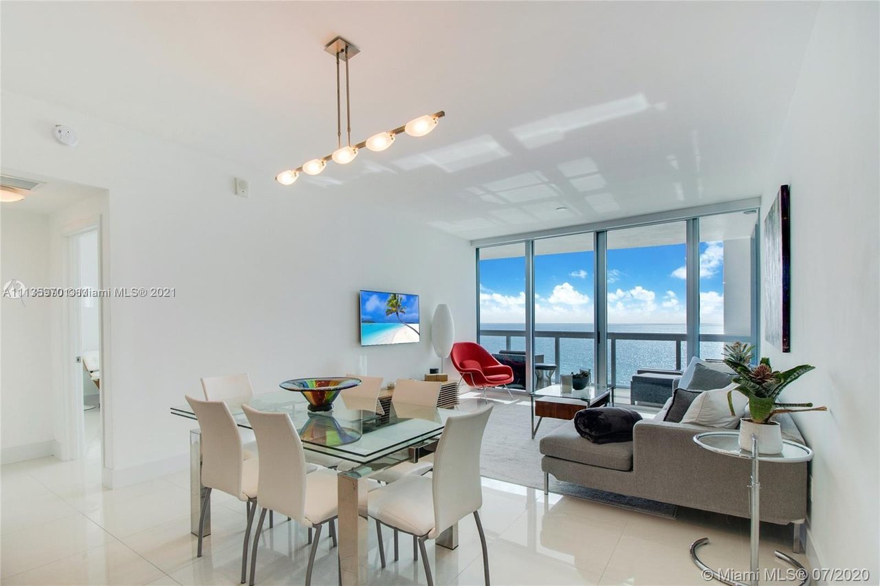6899 Collins Ave #806