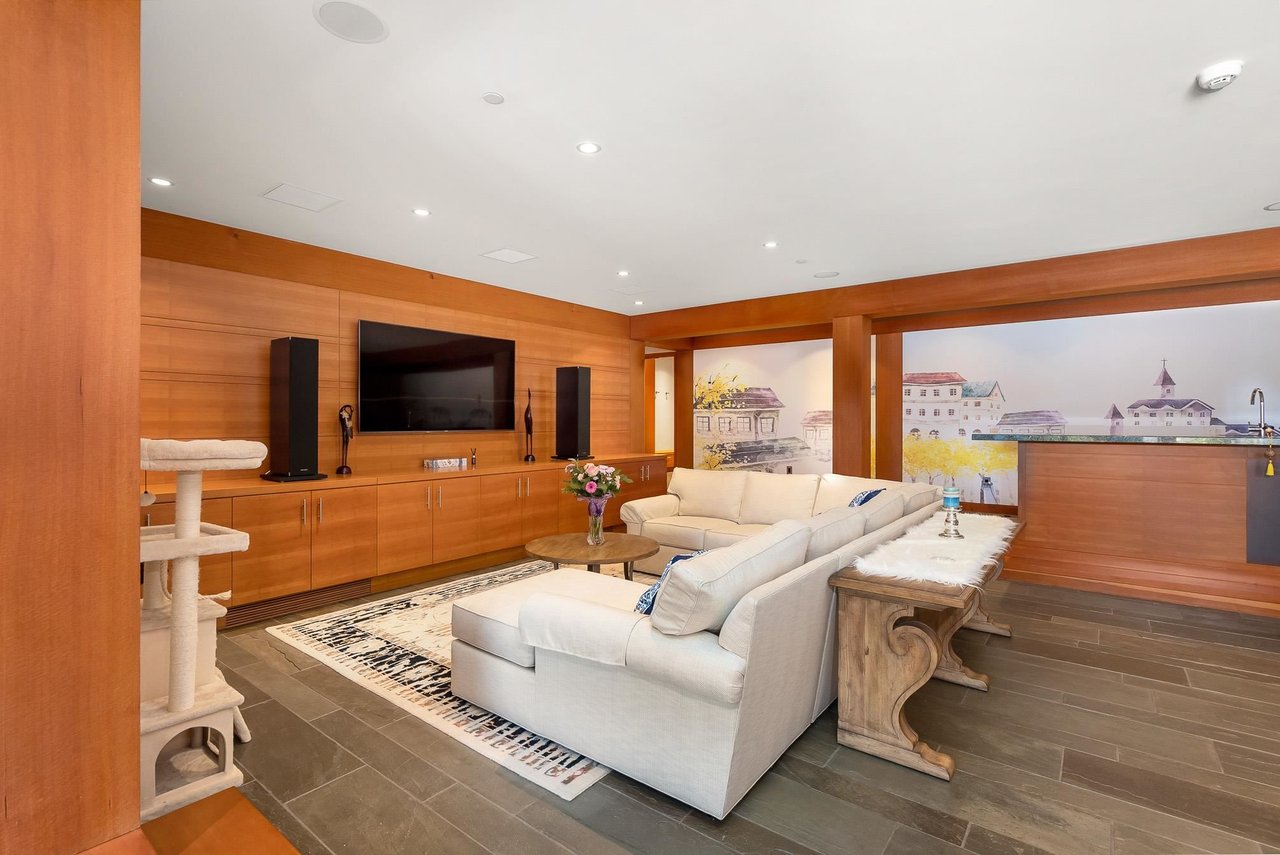 672 Beachview Dr