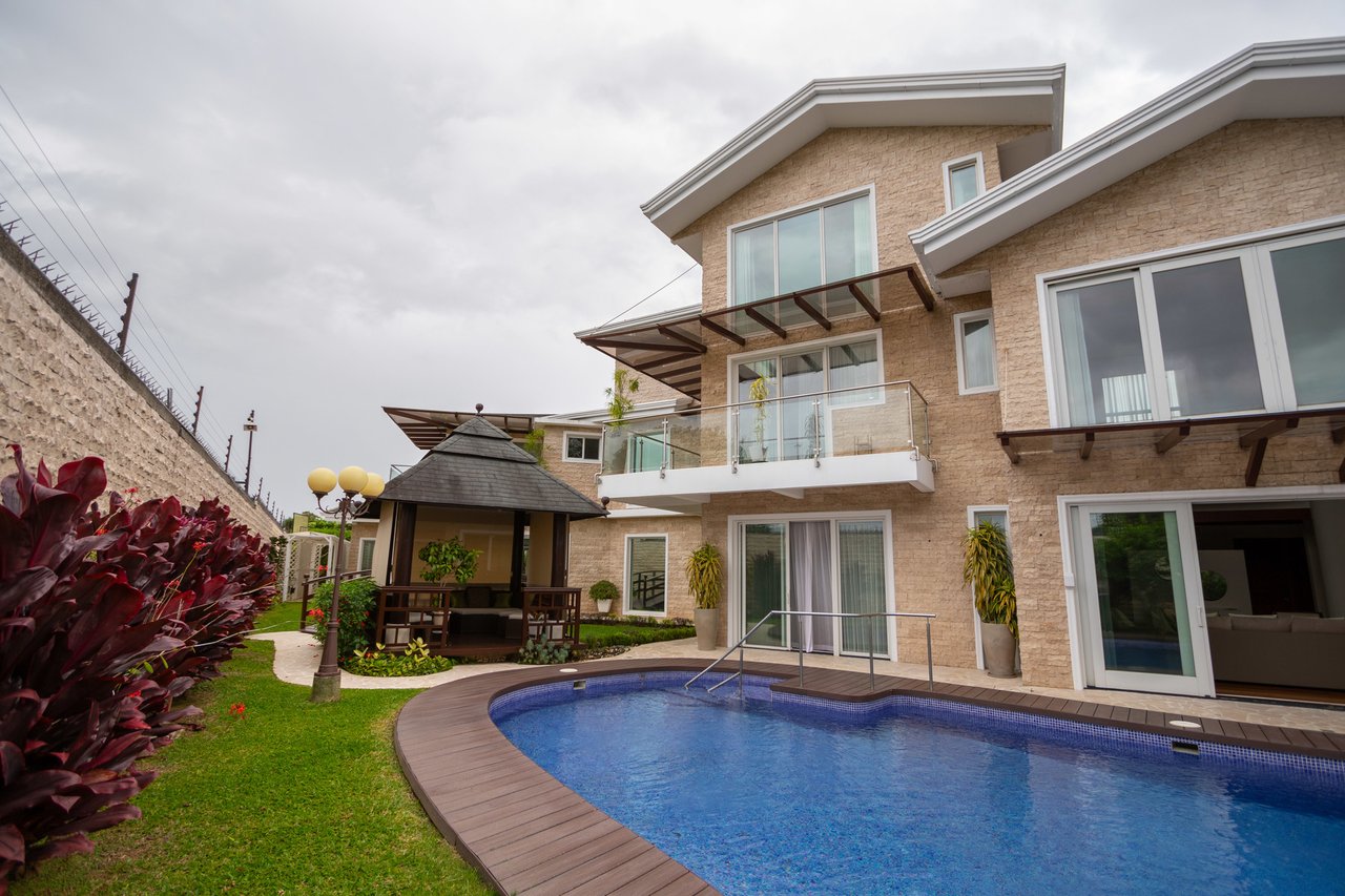 Classic Luxury Pool Estate, Curridabat, San Jose