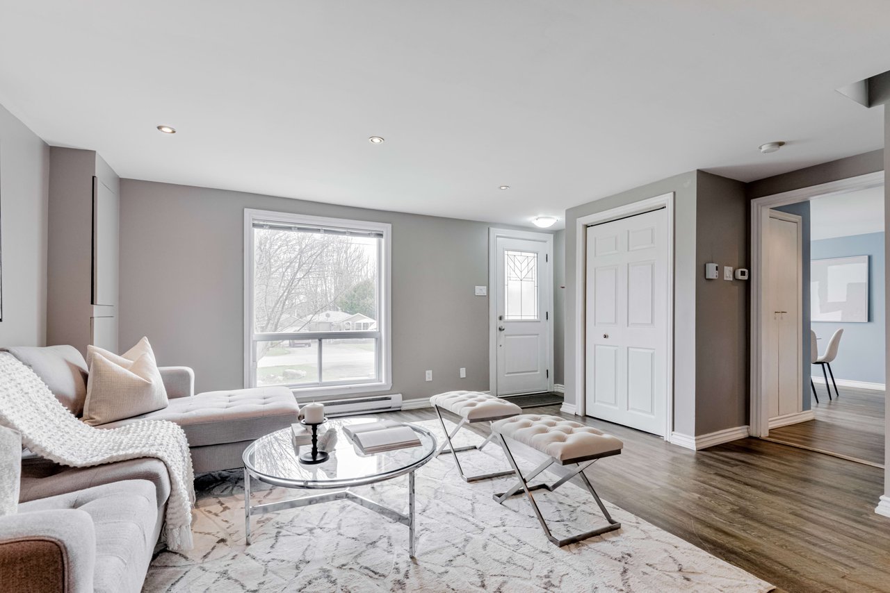 COLONIAL-STYLE HOME OFF LAKE SIMCOE