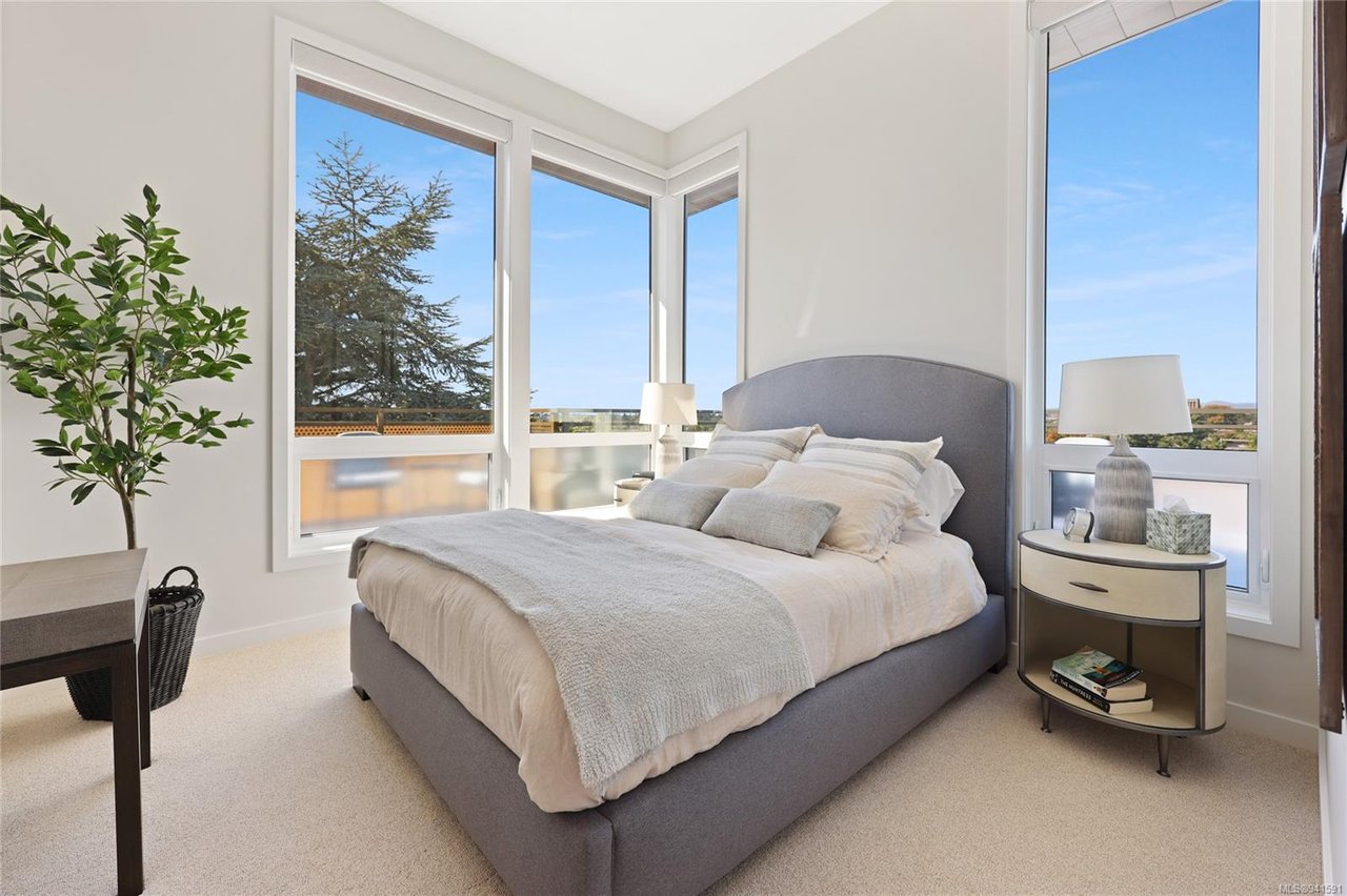 403-1018 Pentrelew Pl