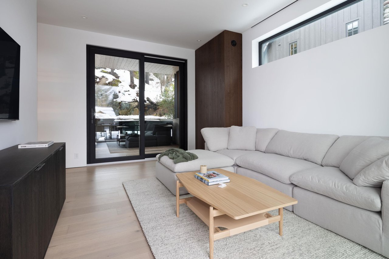 3565 Falcon Cres
