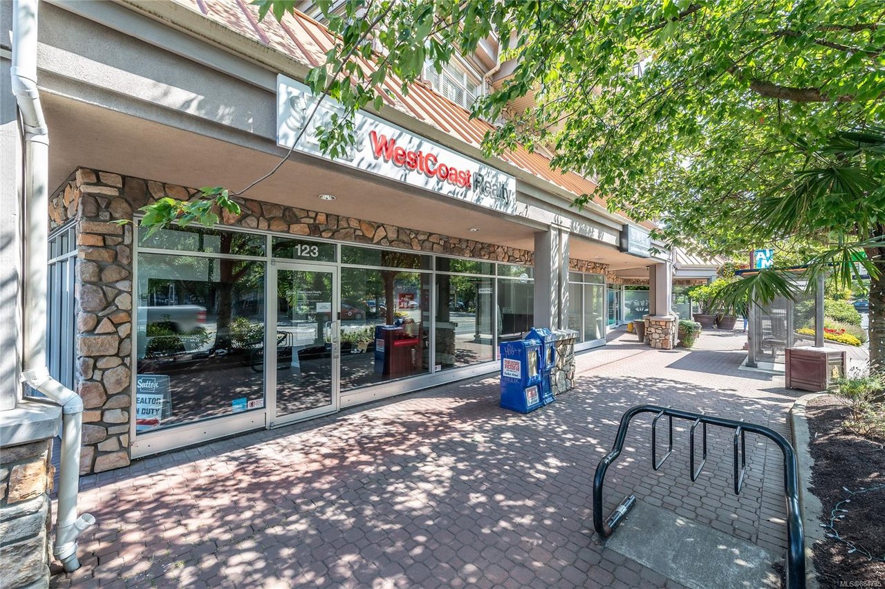 411-866 Goldstream Ave