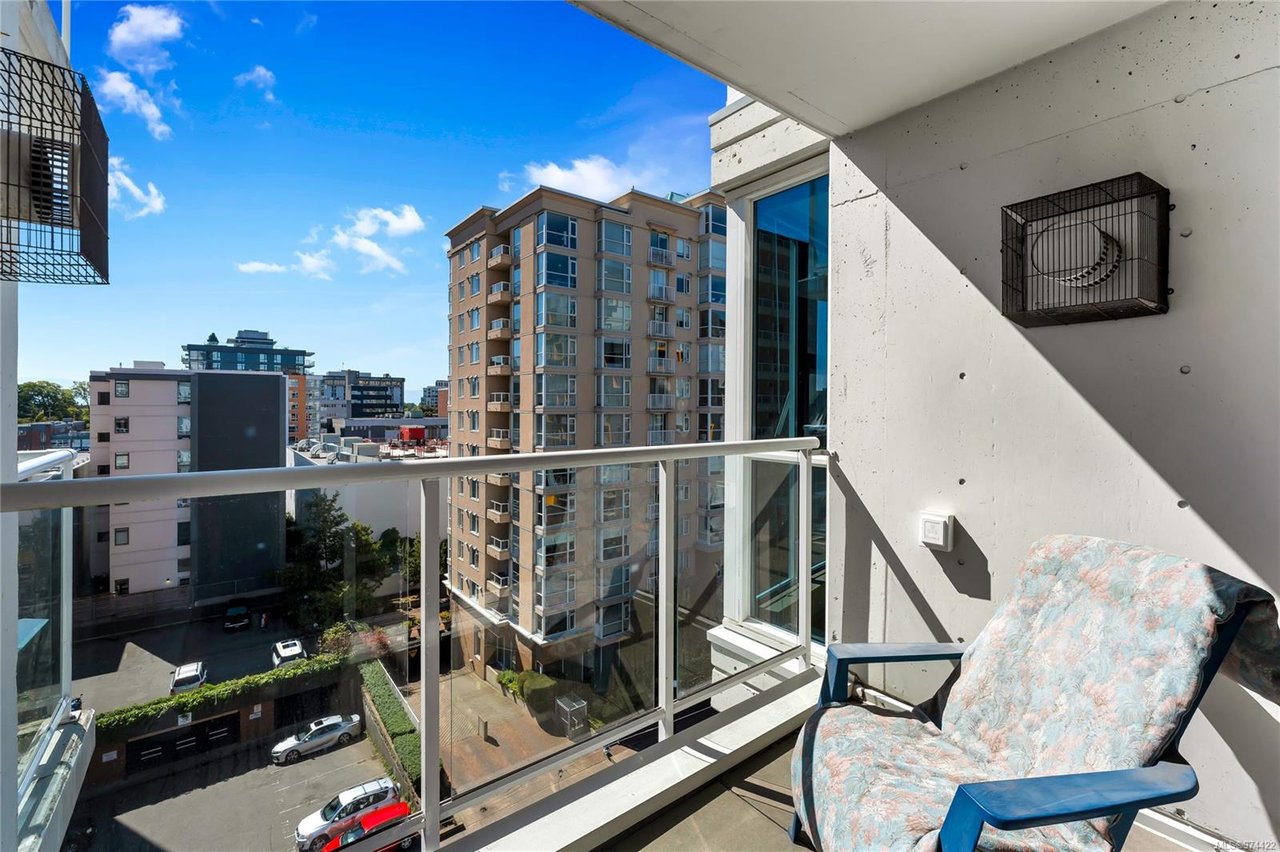 705-860 View St