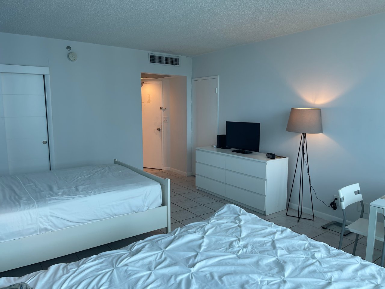 5445 Collins Ave #1718