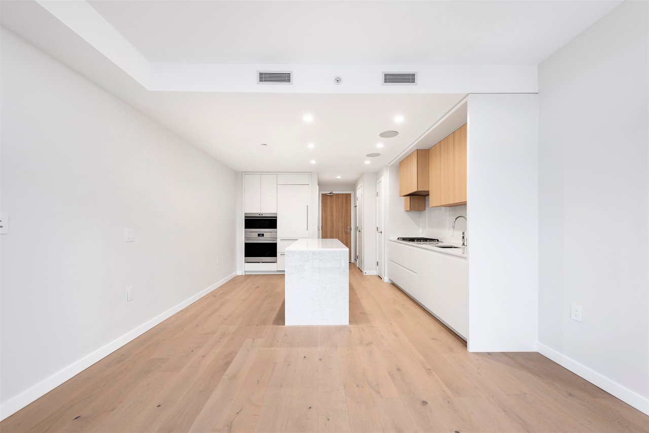 2302-7433 Cambie St