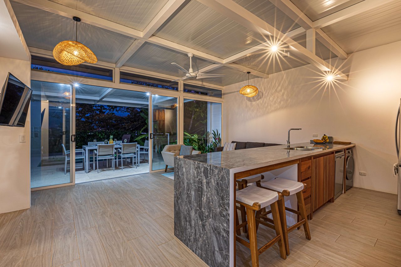 Casa Las Palmeras, Stunning Mountain and Ocean View Home