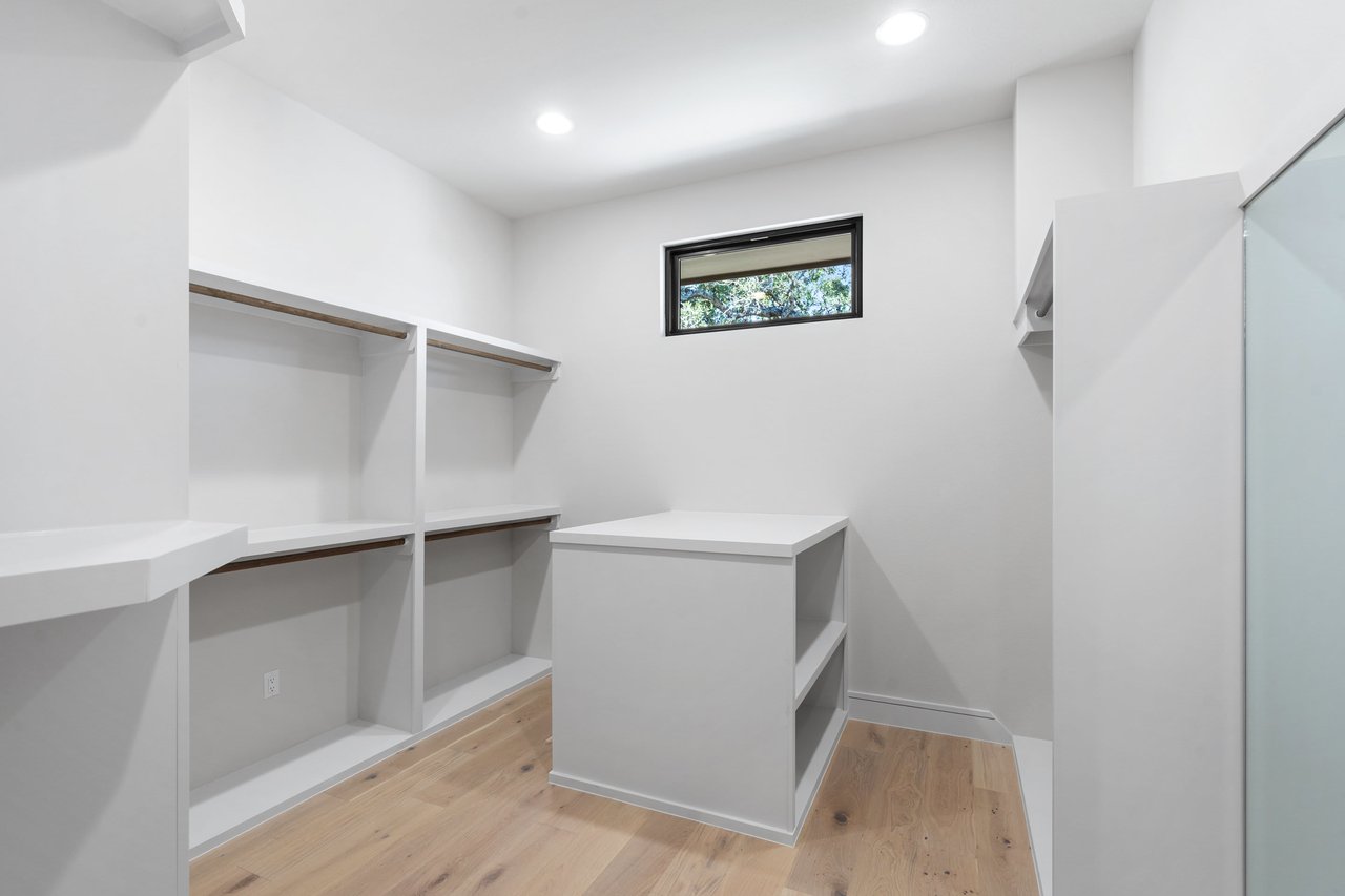 Bee Caves Single Story with Air Conditioned 2nd 2-Car Garage/ADU