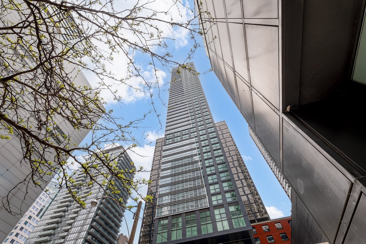327 King St W Unit: 1101