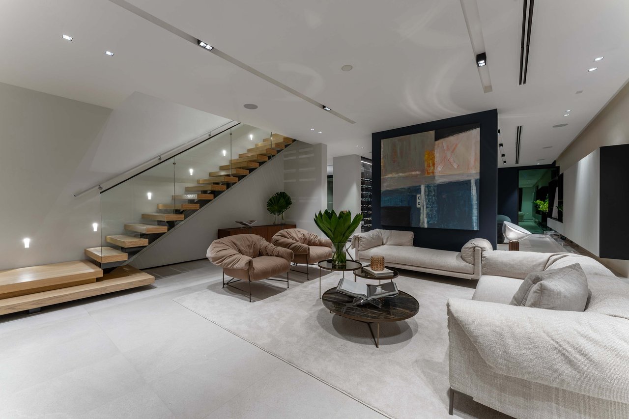 1098 N Venetian Dr