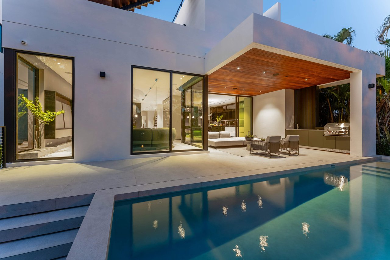 1098 N Venetian Dr