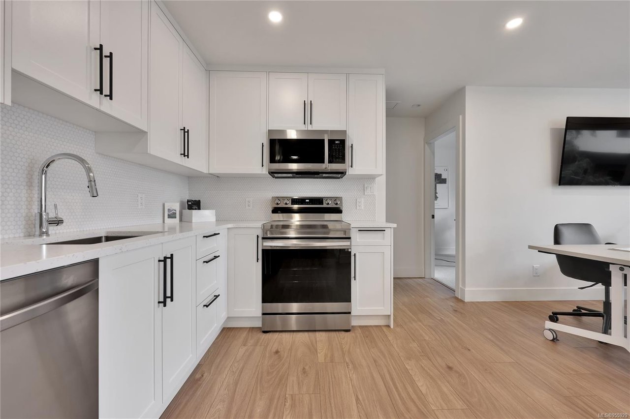 679 Medalist Ave